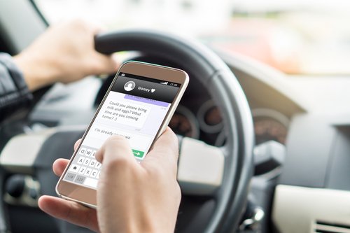 texting while driving should be illegal essay