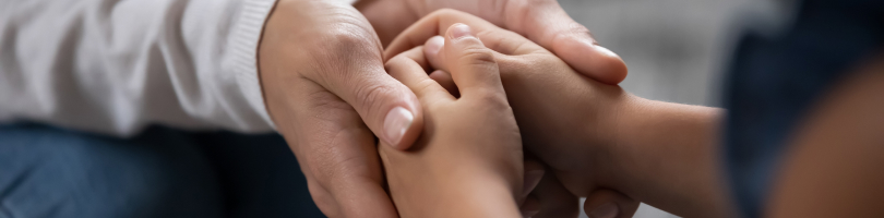 familiares afligidos tomados de la mano