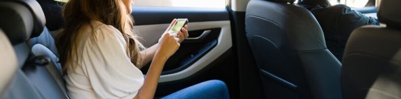 Conductor lyft con pasajero en el asiento trasero