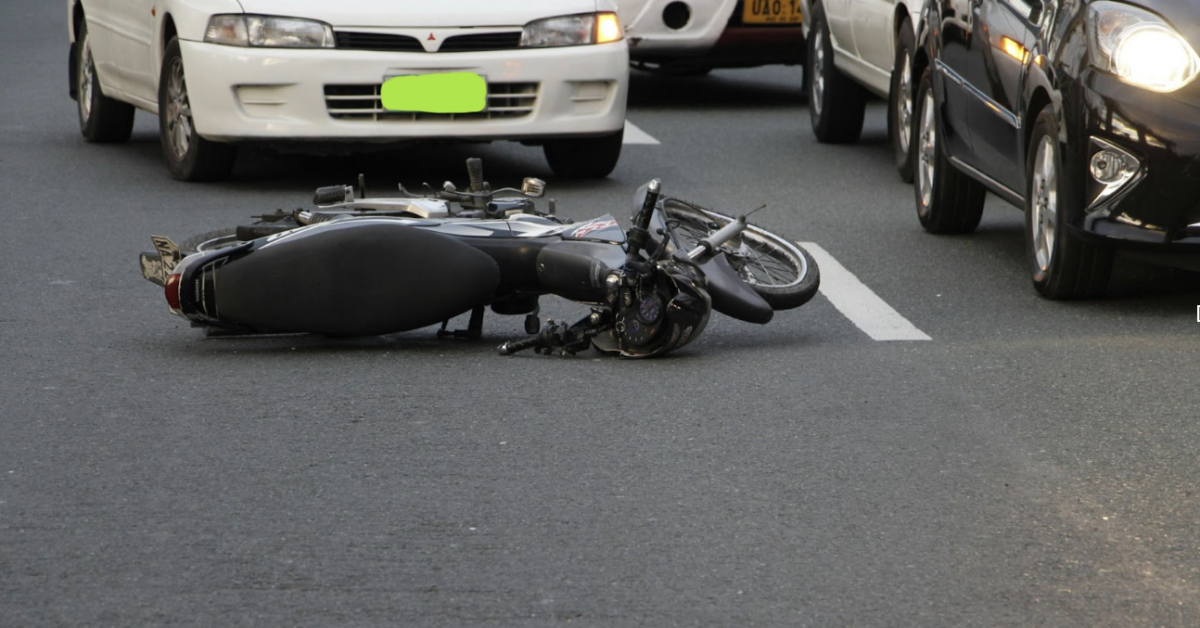 Motocicleta volteada después de un accidente de tránsito, situación que podría ameritar el consultar a un abogado.