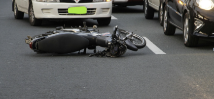 Motocicleta volteada después de un accidente de tránsito, situación que podría ameritar el consultar a un abogado.