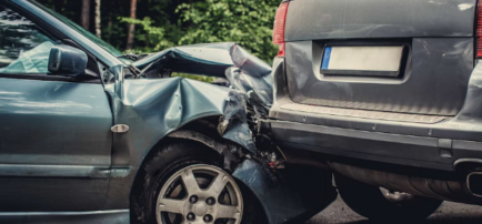 Choque trasero entre un carro compacto y una camioneta que podría requerir un abogado de accidentes de automóvil.