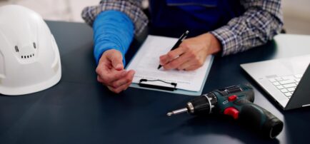 Trabajador lesionado llenando formularios de compensación laboral