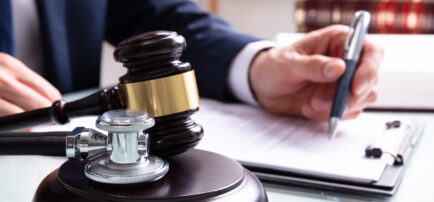 Abogado completando papeleo por negligencia médica