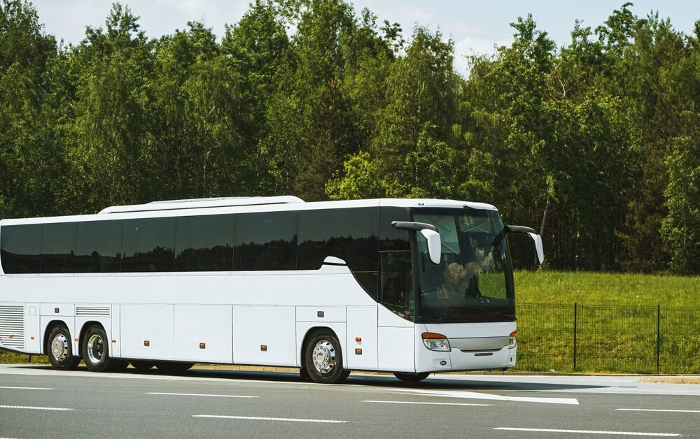 autobús viajando por una carretera rural
